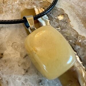 3163 Chic Creamy Yellow Polished Stone Pendant Necklace